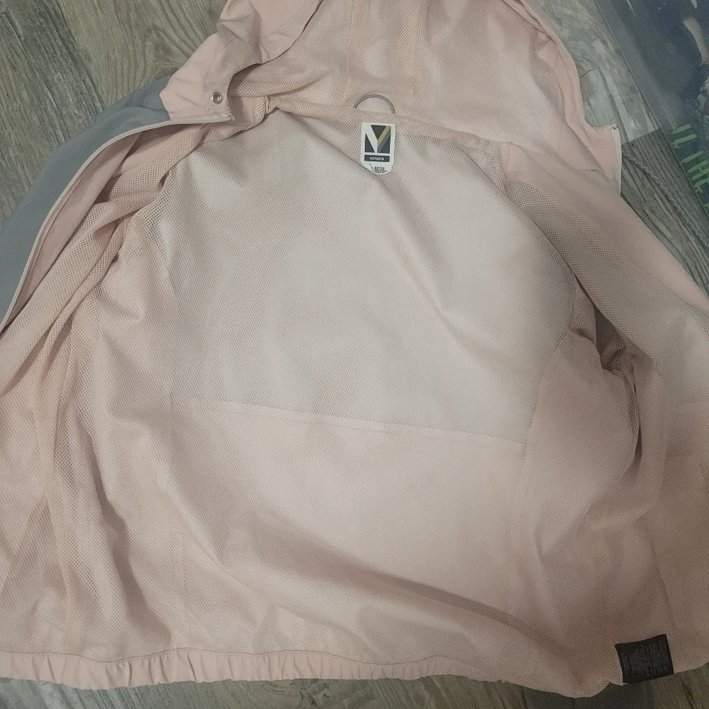 Voyager hoodie jacket feels like windbreaker material size small